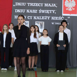 Uczennica śpiewa pieśń patriotyczną