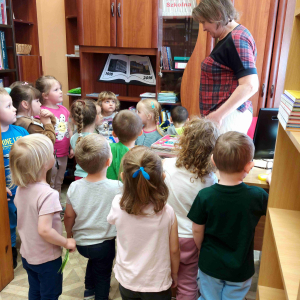 Pani Stasia rozmawia z przedszkolakami z grupy młodszej na temat ulubionych książek i funkcjonowania biblioteki.