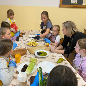 Krojenie produktów na zdrowe koktajle.