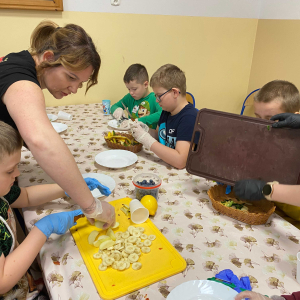 Krojenie produktów na zdrowe koktajle.