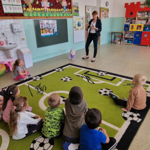 Przedszkolaki z gr. średniej poznają zawód listonosza i pracownika poczty