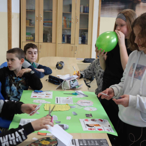 Uczniowie klasy IV tworzą plakat