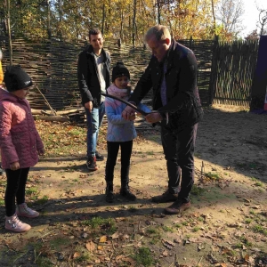 Klasy I - III na wycieczce w Sandomierzu - W osadzie neolitycznej w Kopcach