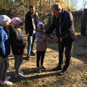 Klasy I - III na wycieczce w Sandomierzu - W osadzie neolitycznej w Kopcach