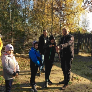 Klasy I - III na wycieczce w Sandomierzu - W osadzie neolitycznej w Kopcach