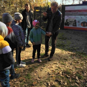 Klasy I - III na wycieczce w Sandomierzu - W osadzie neolitycznej w Kopcach