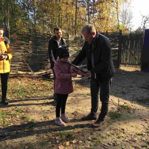 Klasy I - III na wycieczce w Sandomierzu - W osadzie neolitycznej w Kopcach