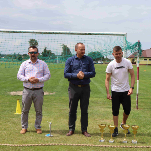 Wręczenie pamiątkowych pucharów przez Wójta Gminy Dzwola Pana Wiesława Dyjacha