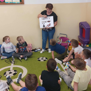 Pokaz etapów rozwoju motyli z użyciem planszy edukacyjnej