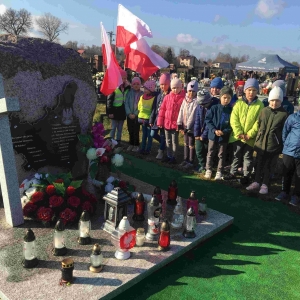  "Szkoła pamięta" - znicze przy pomniku Żołnierzy Wojska Polskiego Grupy płk. Tadeusza Zieleńskiego, którzy walczyli pod Krzemieniem na przełomie września i października 1939 roku. 