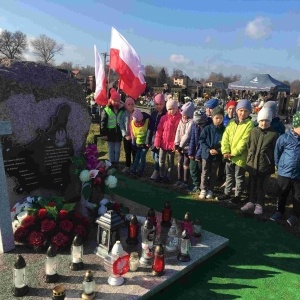  "Szkoła pamięta" - znicze przy pomniku Żołnierzy Wojska Polskiego Grupy płk. Tadeusza Zieleńskiego, którzy walczyli pod Krzemieniem na przełomie września i października 1939 roku. 