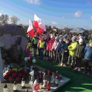  "Szkoła pamięta" - znicze przy pomniku Żołnierzy Wojska Polskiego Grupy płk. Tadeusza Zieleńskiego, którzy walczyli pod Krzemieniem na przełomie września i października 1939 roku. 