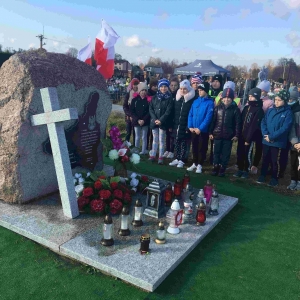  "Szkoła pamięta" - znicze przy pomniku Żołnierzy Wojska Polskiego Grupy płk. Tadeusza Zieleńskiego, którzy walczyli pod Krzemieniem na przełomie września i października 1939 roku. 