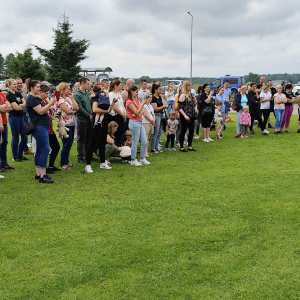 Rodzice oglądający występy dzieci