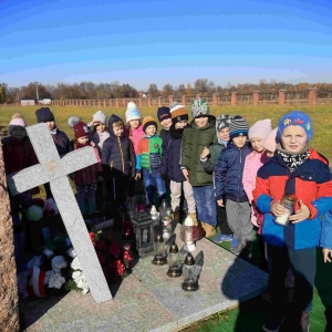 Akcja Szkoła pamięta-grupa starsza pod pomnikiem  bohaterów II wojny światowej na cmentarzu