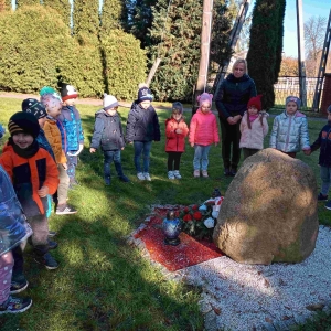 Akcja  Szkoła pamięta- dzieci z grupy średniej oddają  hołd  Stanisławowi Stasieckiemu, który zginął w czasie II wojny światowej