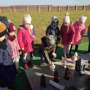 Akcja Szkoła pamięta-grupa starsza zapala znicze pod pomnikiem bohaterów z II wojny światowej