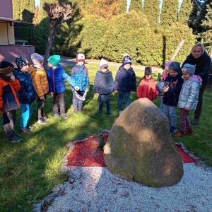 Akcja Szkoła pamięta-dzieci z grupy średniej składają znicz pod obeliskiem upamiętniającym Stanisława Stasieckiego