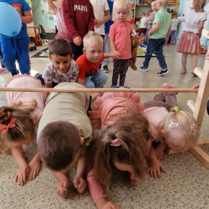 Dzień Przedszkolaka-wspólna zabawa wszystkich dzieci w Limbo (1)