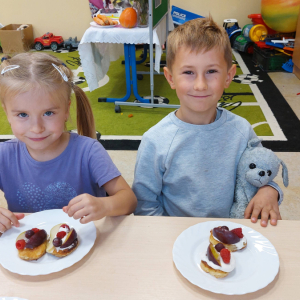 Racuszki udekorowane sezonowymi owocami