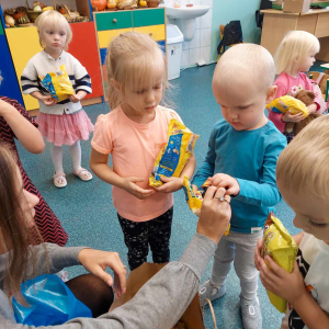 Dzień Chłopaka w grupie młodszej - wręczanie upominków