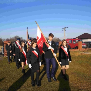 Uroczyste oddanie czci poległym bohaterom na cmentarzu parafialnym