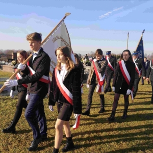 Uroczyste oddanie czci poległym bohaterom na cmentarzu parafialnym