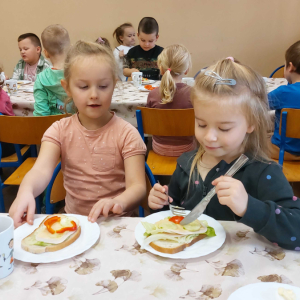 Śniadanie daje moc w grupie starszej- robimy kanapki