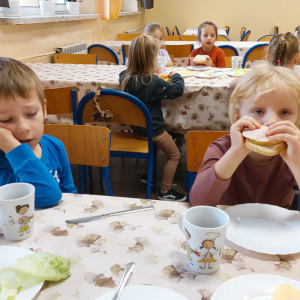 Śniadanie daje moc w grupie starszej- degustujemy kanapki