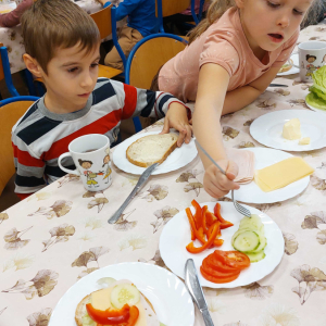 Śniadanie daje moc w grupie starszej- robimy kanapki