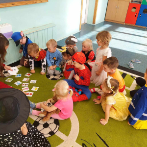 Dzień Postaci z Bajek w grupie młodszej - sprawdzanie znajomości bajek