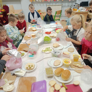 Uczniowie  klasy II przygotowują śniadanie.