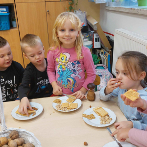 Dzień Orzecha w grupie starszej- dzieci delektują się orzechami i masłem orzechowym