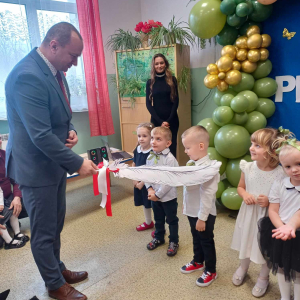 Cierpliwie czekamy na przyłożenie pióra do ramienia.