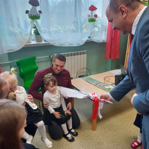 Moment uroczystego pasowania na przedszkolaka