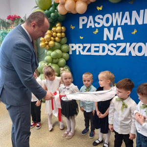 Chwila uroczystego pasowania na przedszkolaka przez p. dyrektora