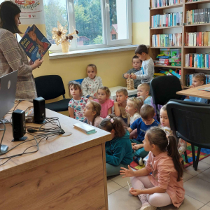 Pogadanka pani bibliotekarki dla dzieci z grupy starszej