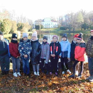 Uczniowie klas IV - VIII na wycieczce Częstochowa - Orle Gniazda -w Złotym Potoku w oddali widać Pałac Raczyńskich.