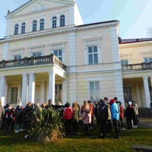 Uczniowie klas IV - VIII na wycieczce Częstochowa - Orle Gniazda -przed Pałacem Raczyńskich w Złotym Potoku.