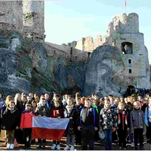 Uczniowie klas IV - VIII na wycieczce Częstochowa - Orle Gniazda -Uczniowie śpiewają HYMN NARODOWY w tle ZAMEK W OGRODZIEŃCU