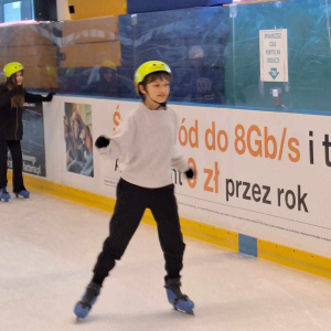 Zabawa na lodowisku – aktywny punkt wycieczki  Uczniowie klas IV-VI z radością spędzają czas na lodowisku, doskonaląc swoje umiejętności łyżwiarskie. 