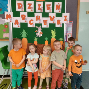 Dzień Marchewki w grupie młodszej - pozowanie przedszkolaków na ściance tematycznej