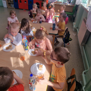 Dzień Marchewki w gr. średniej- degustacja soku  oraz ciasta z marchewki 