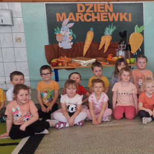 Dzień Marchewki w gr. średniej-  wspólne zdjęcie