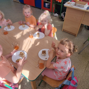 Dzień Marchewki w gr. średniej- degustacja soku  oraz ciasta z marchewki 