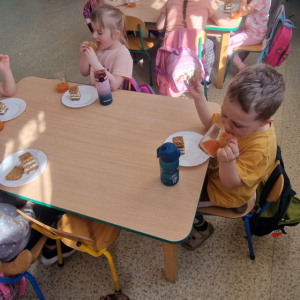 Dzień Marchewki w gr. średniej- degustacja soku  oraz ciasta z marchewki 