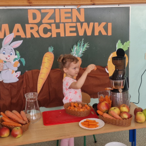 Dzień Marchewki w gr. średniej- robimy sok marchewkowy