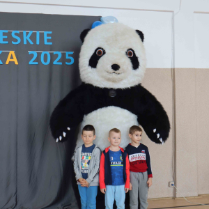 Nasi uczniowie z Pandą  (1)