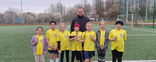 Powiatowy turniej piłki nożnej pn. „Z podwórka na stadion o Puchar Tymbarku”