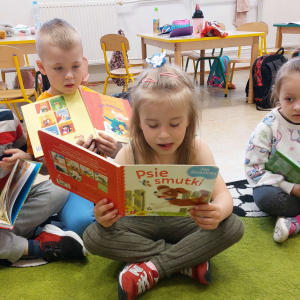 Czytanie ulubionej książeczki